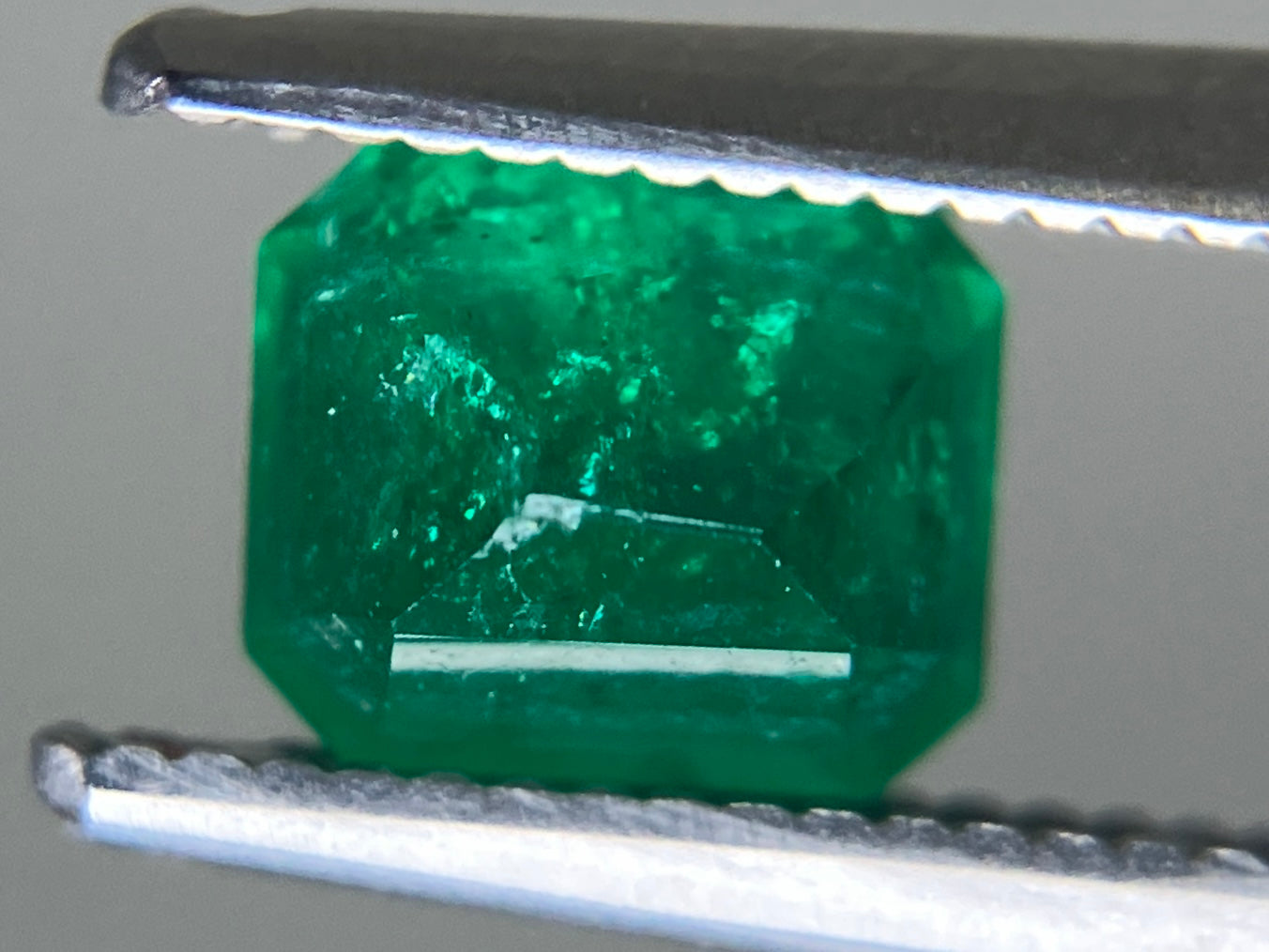 エメラルド 0.808ct 中央宝石ソーティング付き  5.91㎜×5.03㎜×4.03㎜  ルース（ 裸石 ） 4358YY