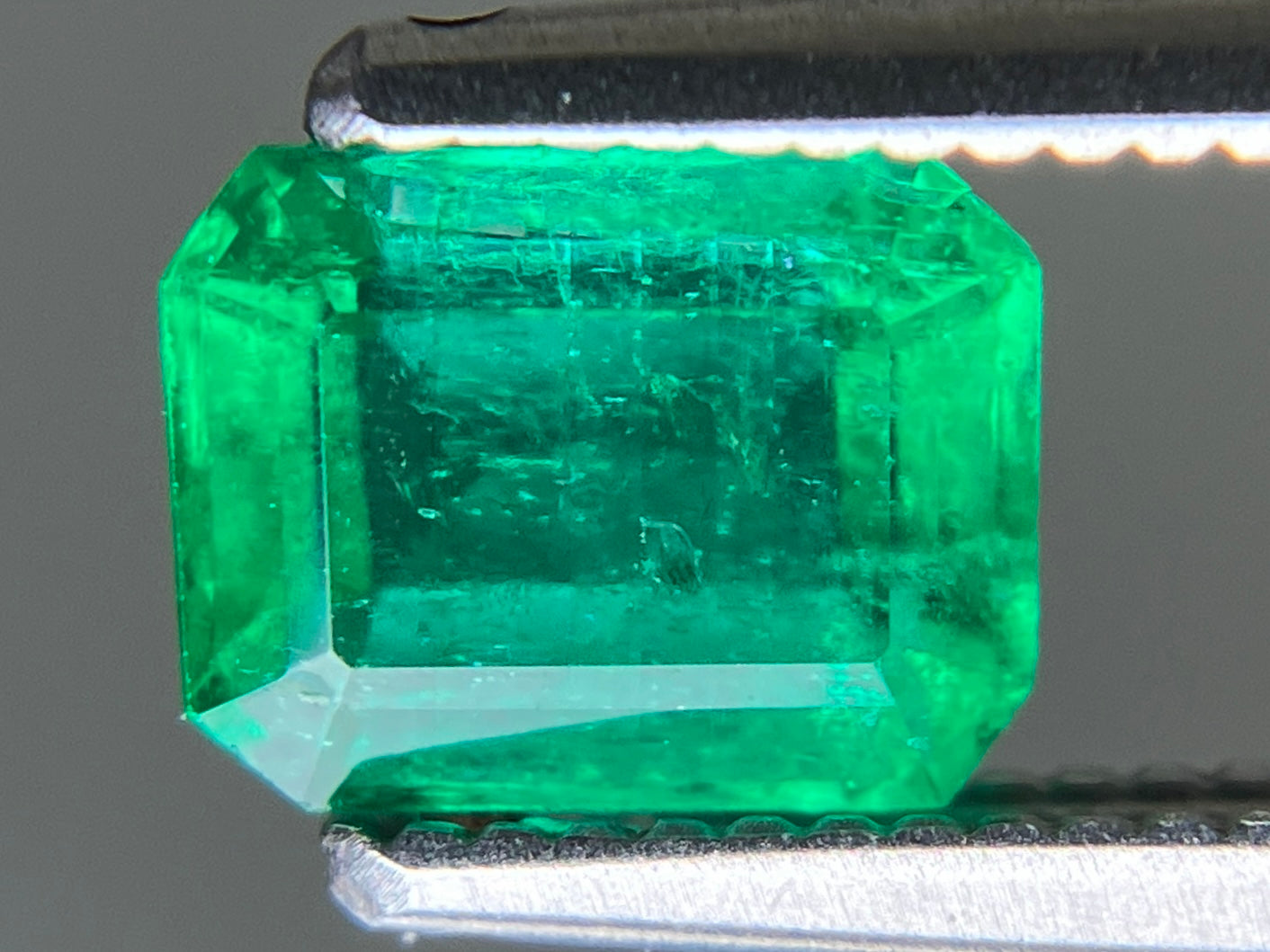 エメラルド 天然 0.775ct 中央宝石ソーティング付き 6.38㎜×4.92㎜×3.16㎜ ルース（ 裸石 ） 7496YY