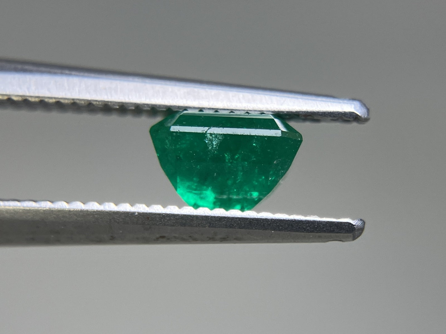 エメラルド 0.808ct 中央宝石ソーティング付き  5.91㎜×5.03㎜×4.03㎜  ルース（ 裸石 ） 4358YY