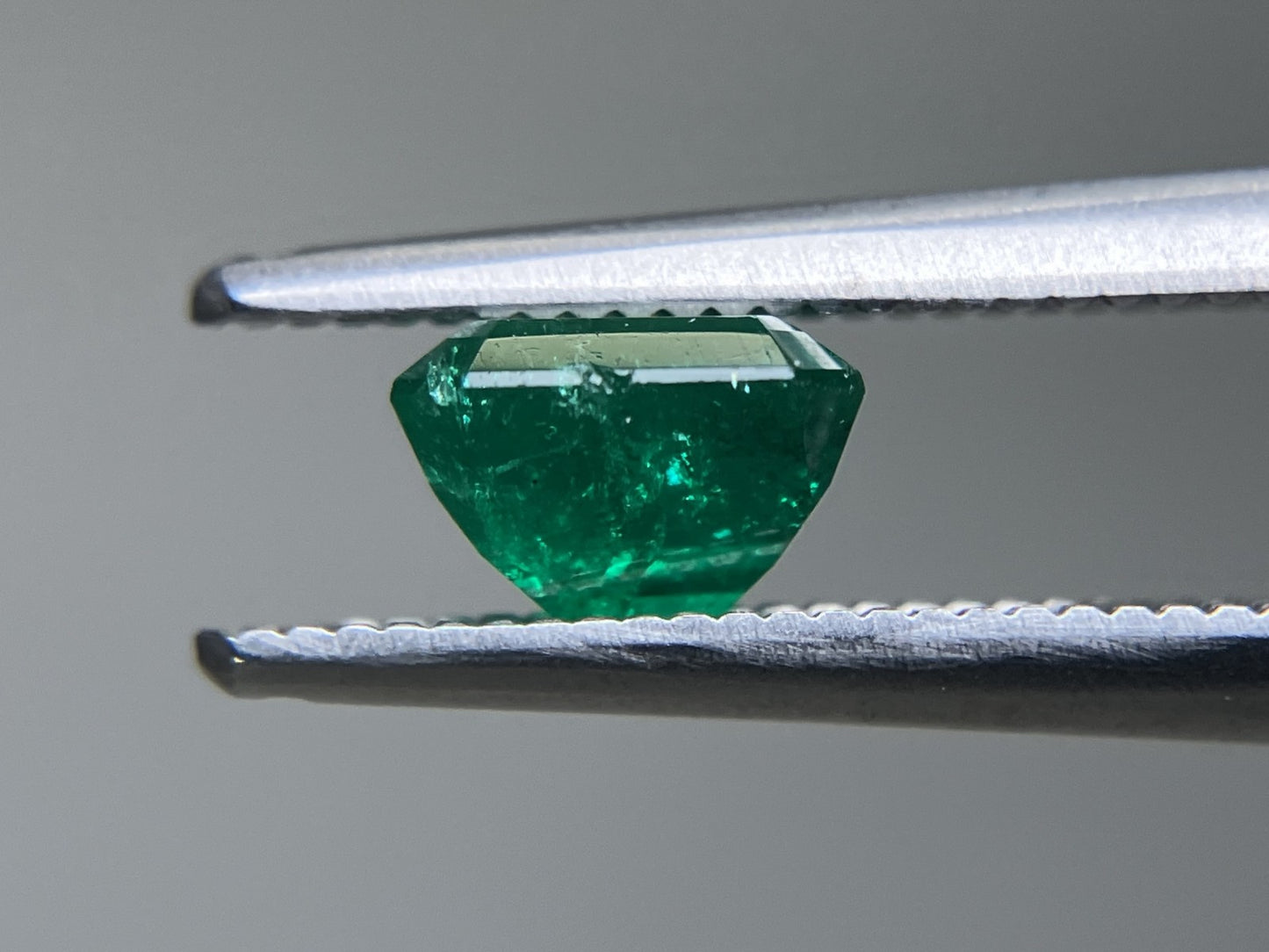 エメラルド 0.808ct 中央宝石ソーティング付き  5.91㎜×5.03㎜×4.03㎜  ルース（ 裸石 ） 4358YY
