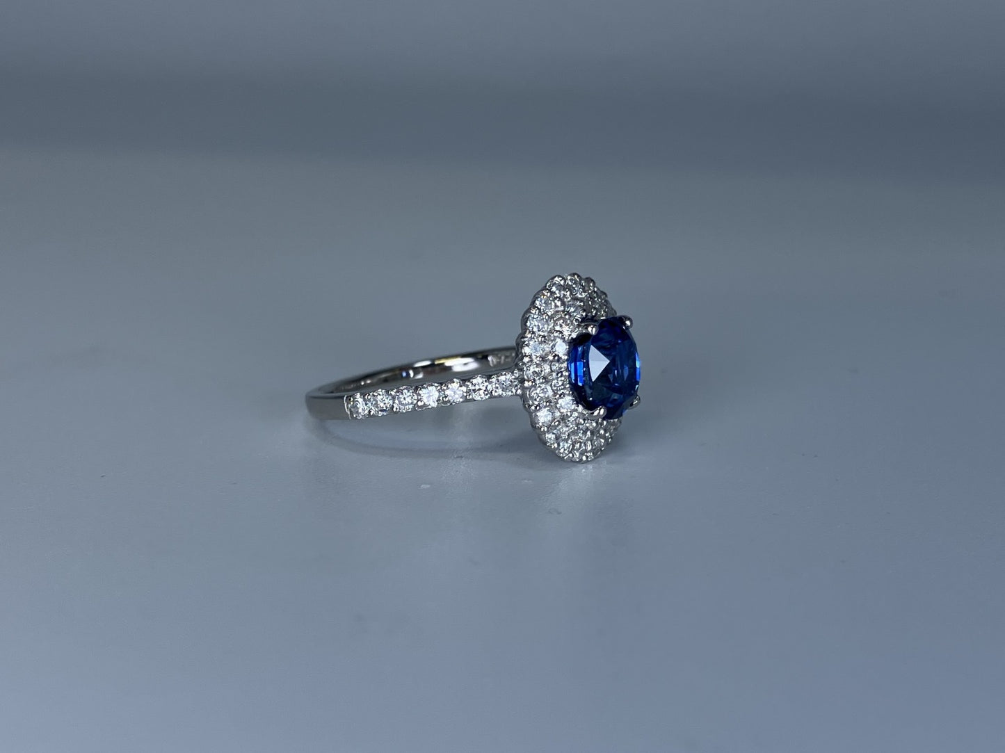 サファイア 1.71ct ロイヤルブルー royal blue AIGS鑑別書 D0.72ct PT900 5.3g 指輪 （JP13号） サイズ直し無料 728K