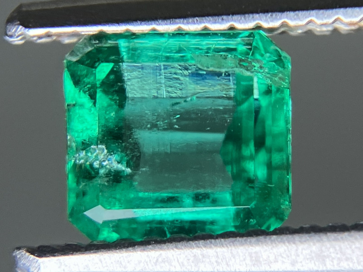 エメラルド 天然 0.662ct 中央宝石ソーティング付き 5.22㎜×4.96㎜×3.27㎜ ルース（ 裸石 ） 7481YY