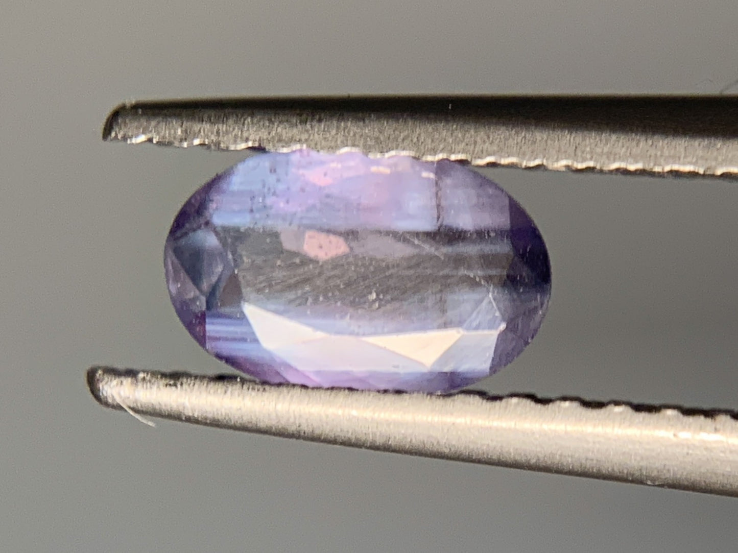 アレキサンドライト  0.67ct  GIA宝石鑑別書付き  India  Green changing to Purple 6.68㎜×4.36㎜×2.31㎜  ルース（ 裸石 ）   1722Y