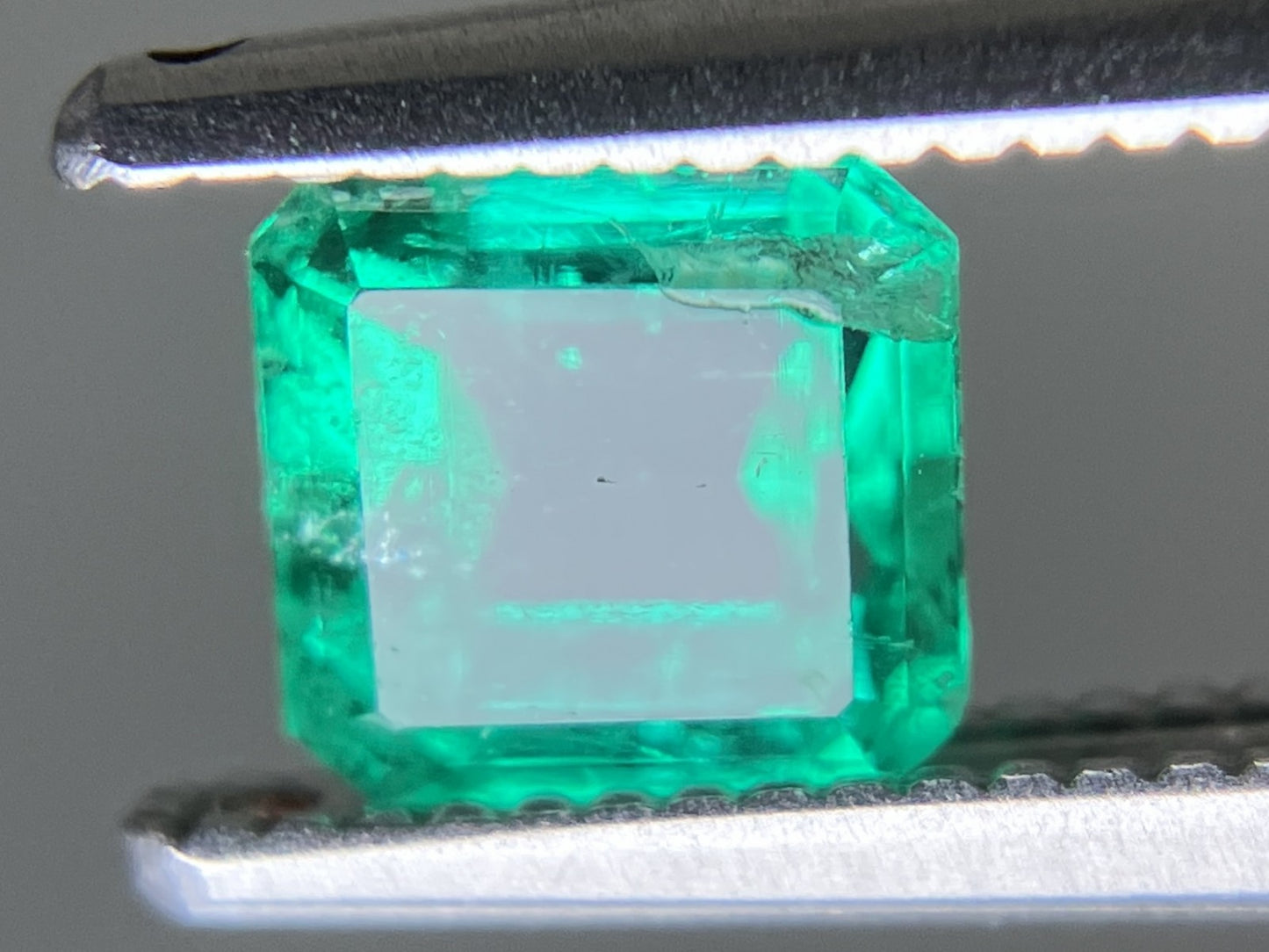エメラルド 天然 0.662ct 中央宝石ソーティング付き 5.22㎜×4.96㎜×3.27㎜ ルース（ 裸石 ） 7481YY