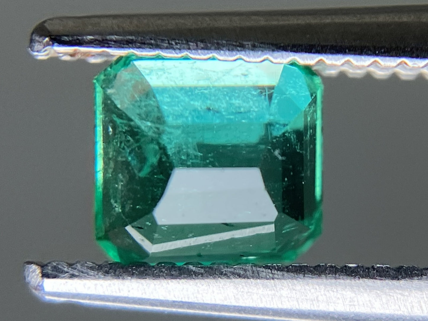 エメラルド 天然 0.662ct 中央宝石ソーティング付き 5.22㎜×4.96㎜×3.27㎜ ルース（ 裸石 ） 7481YY