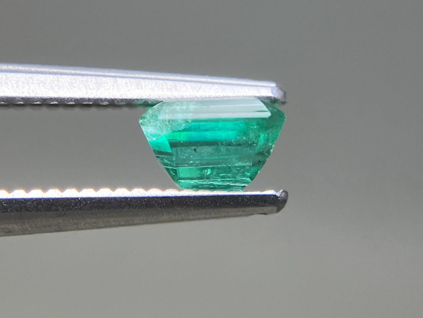 エメラルド 天然 0.662ct 中央宝石ソーティング付き 5.22㎜×4.96㎜×3.27㎜ ルース（ 裸石 ） 7481YY
