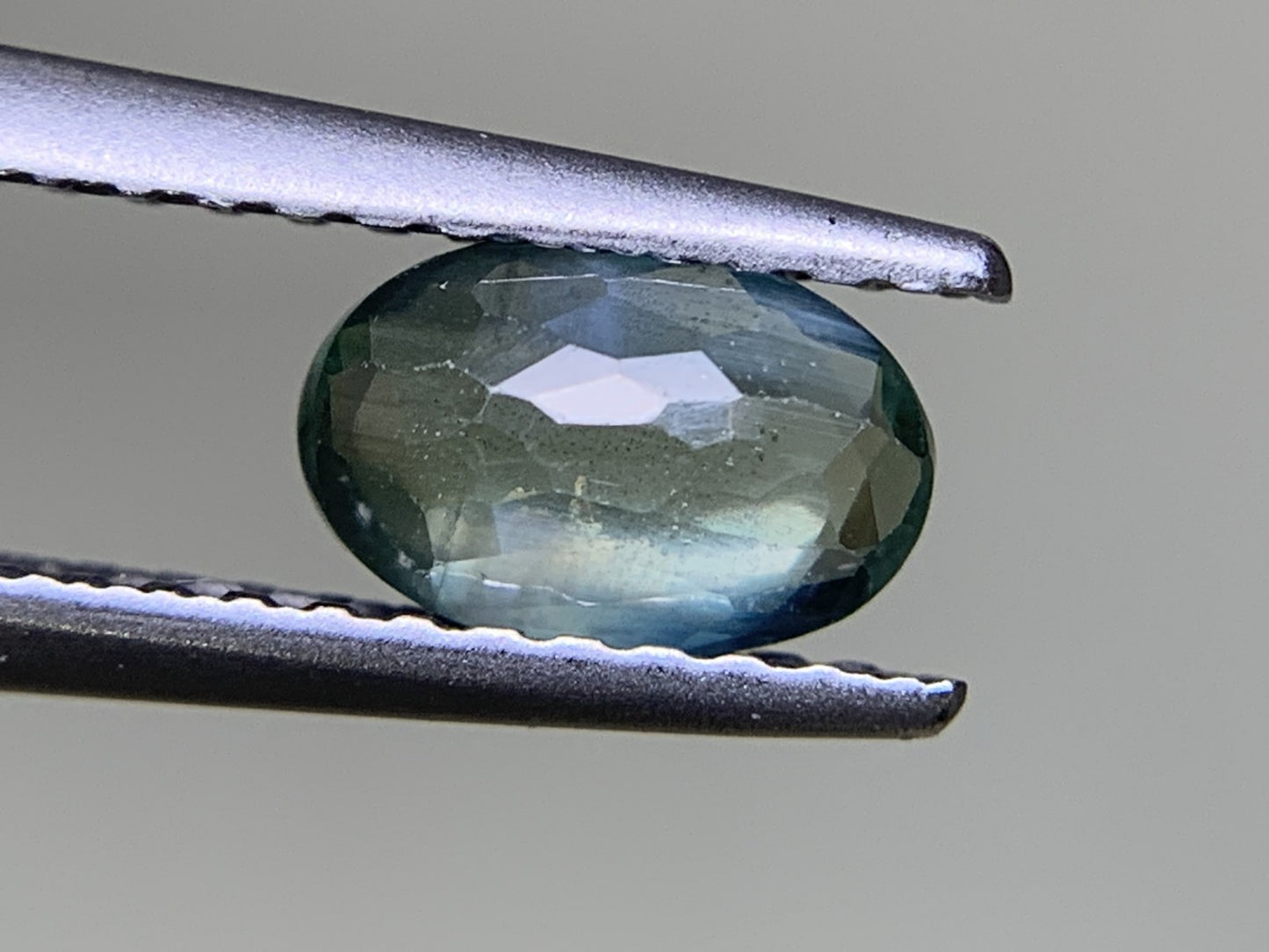 アレキサンドライト  0.67ct  GIA宝石鑑別書付き  India  Green changing to Purple 6.68㎜×4.36㎜×2.31㎜  ルース（ 裸石 ）   1722Y