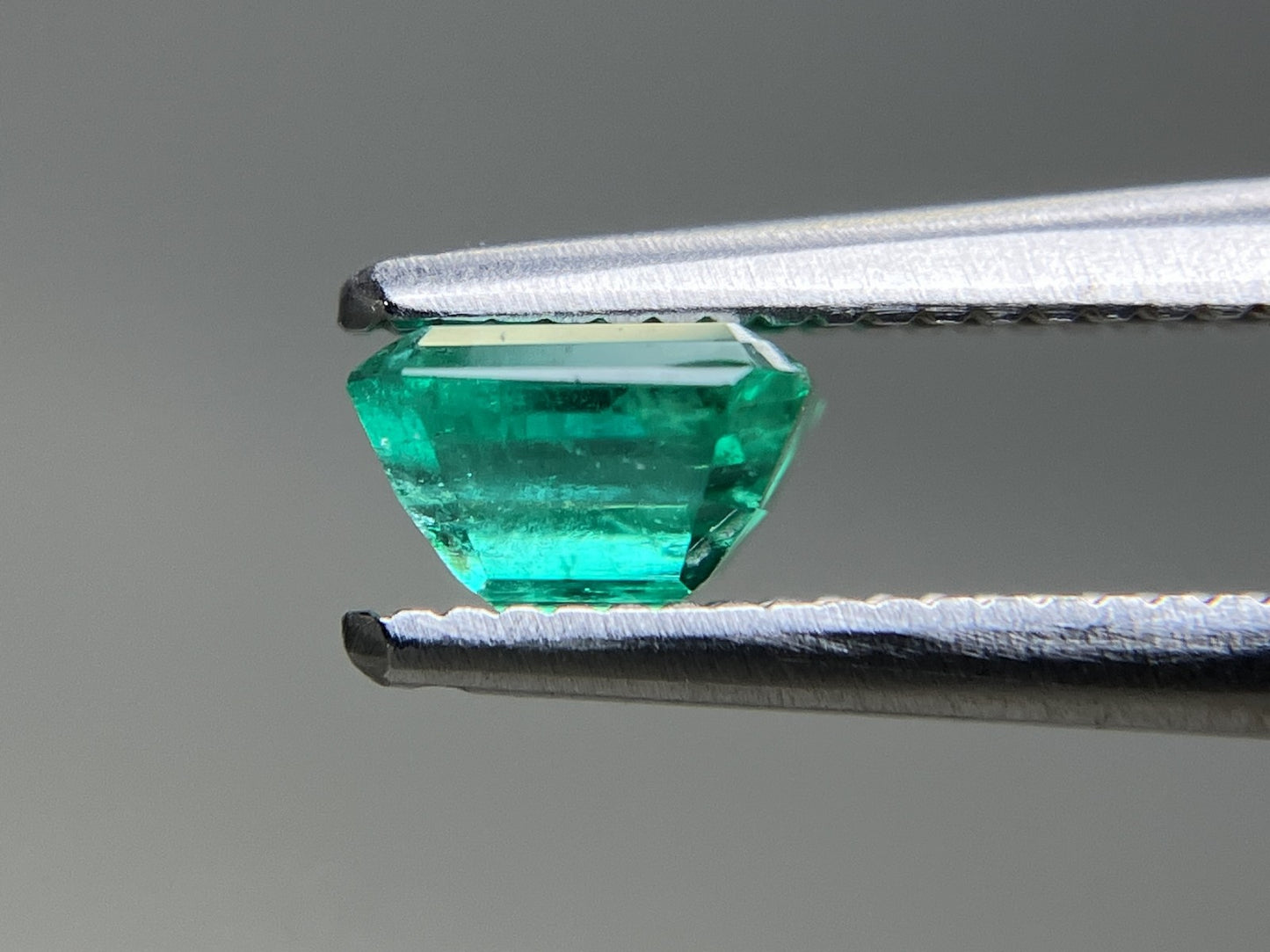 エメラルド 天然 0.662ct 中央宝石ソーティング付き 5.22㎜×4.96㎜×3.27㎜ ルース（ 裸石 ） 7481YY