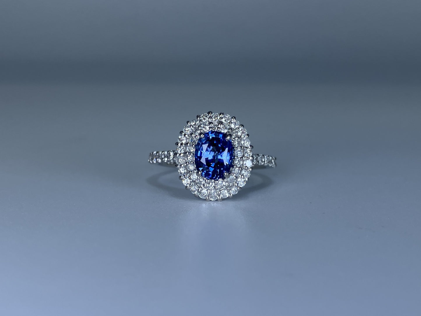 サファイア 1.55ct コンフラワーブルー Cornflower blue AIGS鑑別書 D0.72ct PT900 5.2g 指輪 （JP14号） サイズ直し無料 8194K