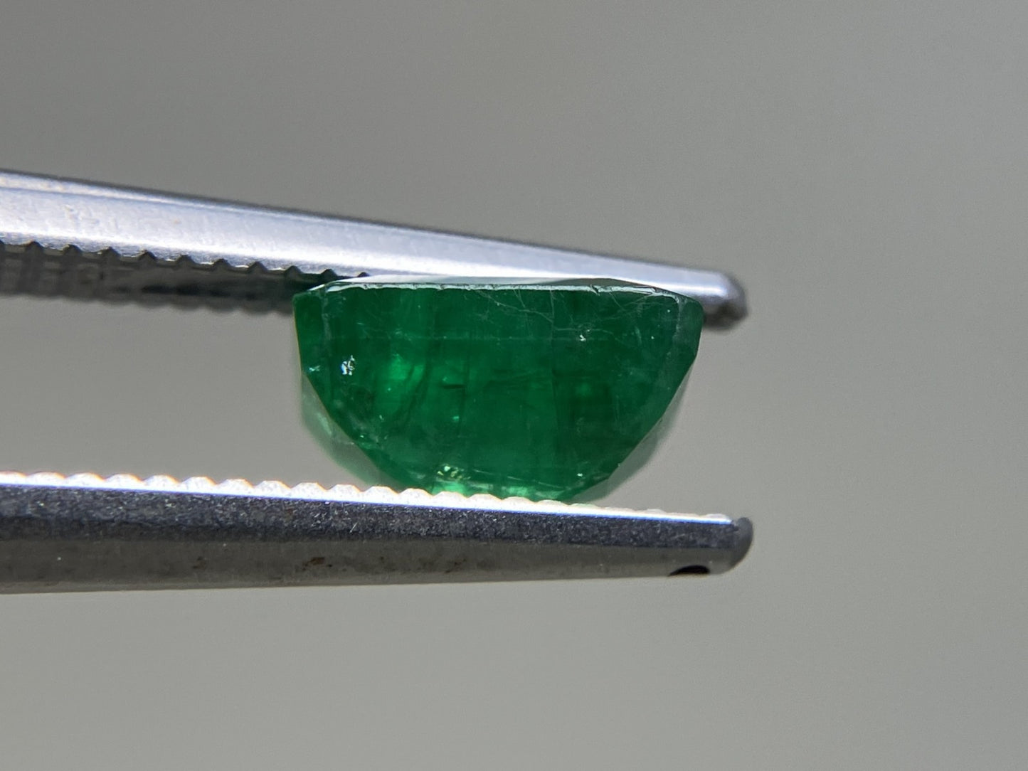 エメラルド 1.149ct 中央宝石ソーティング付き  7.03㎜×5.25㎜×4.02㎜  ルース（ 裸石 ） 4371YY