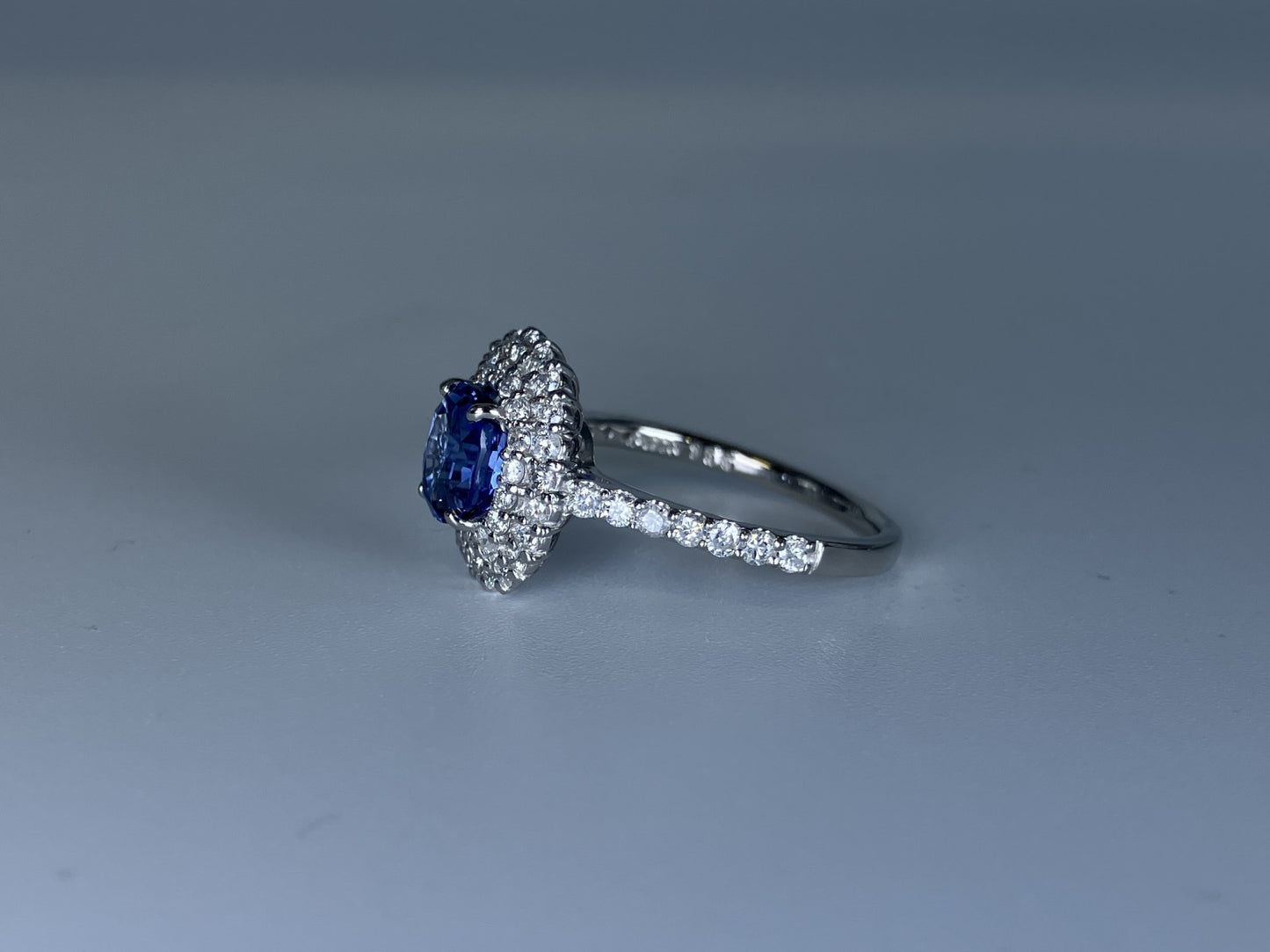 サファイア 1.55ct コンフラワーブルー Cornflower blue AIGS鑑別書 D0.72ct PT900 5.2g 指輪 （JP14号） サイズ直し無料 8194K