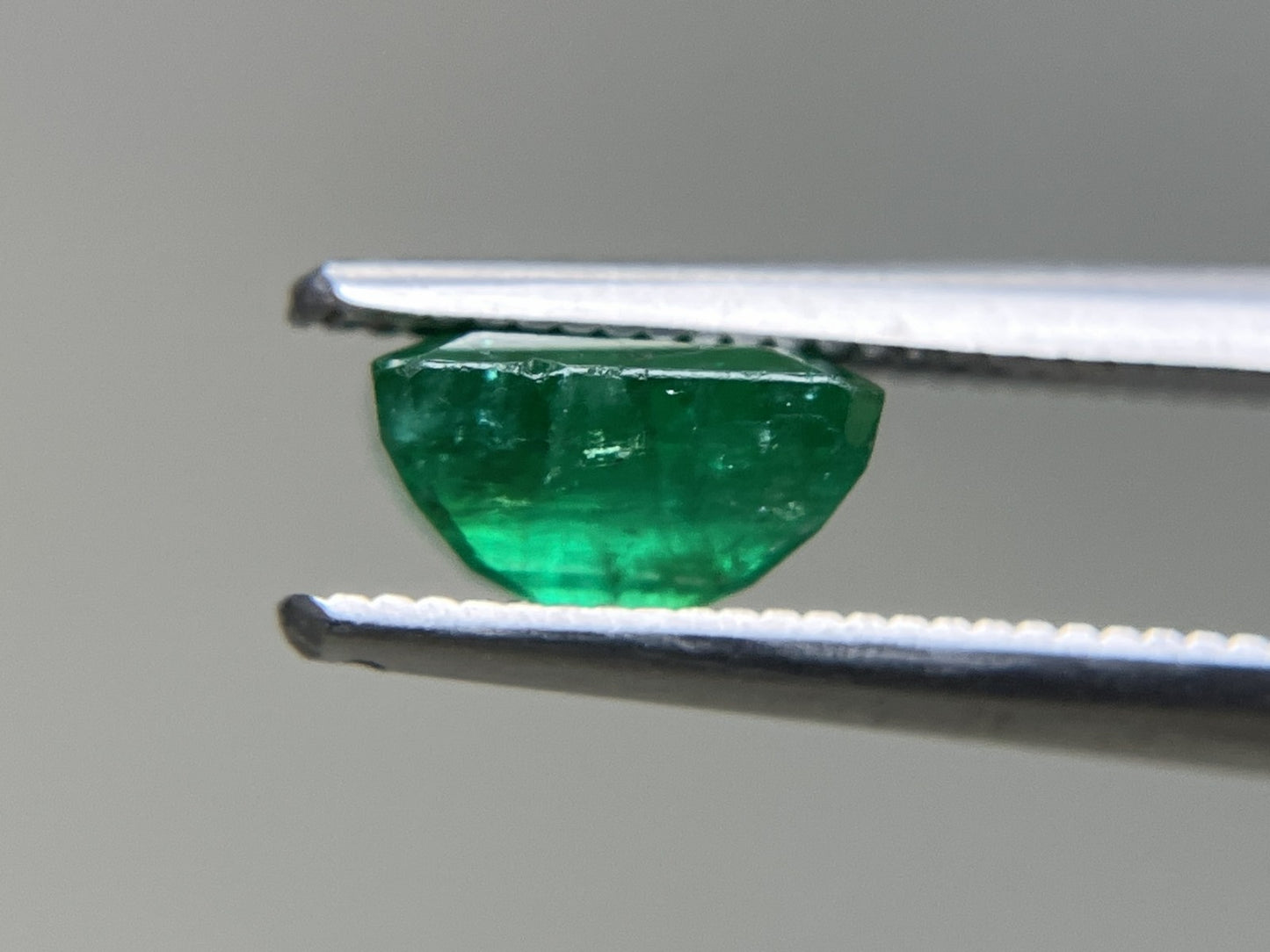 エメラルド 1.149ct 中央宝石ソーティング付き  7.03㎜×5.25㎜×4.02㎜  ルース（ 裸石 ） 4371YY