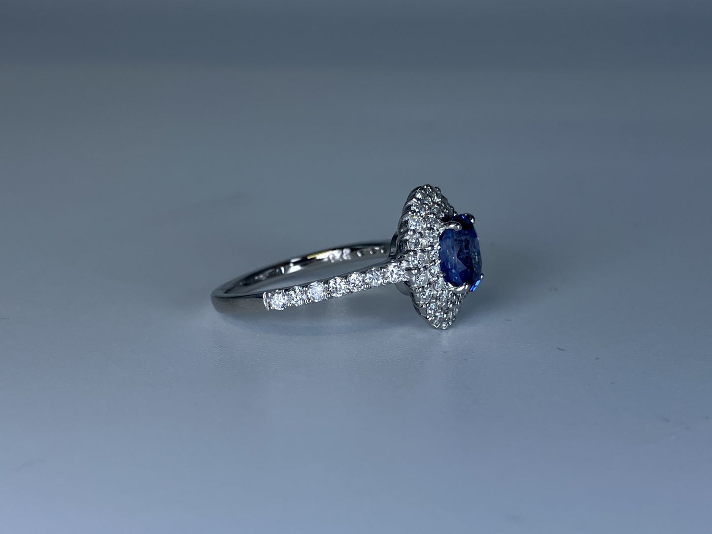 サファイア 1.55ct コンフラワーブルー Cornflower blue AIGS鑑別書 D0.72ct PT900 5.2g 指輪 （JP14号） サイズ直し無料 8194K