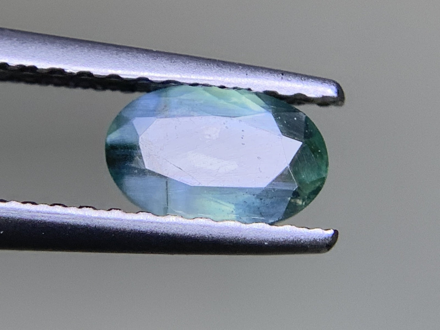 アレキサンドライト  0.67ct  GIA宝石鑑別書付き  India  Green changing to Purple 6.68㎜×4.36㎜×2.31㎜  ルース（ 裸石 ）   1722Y