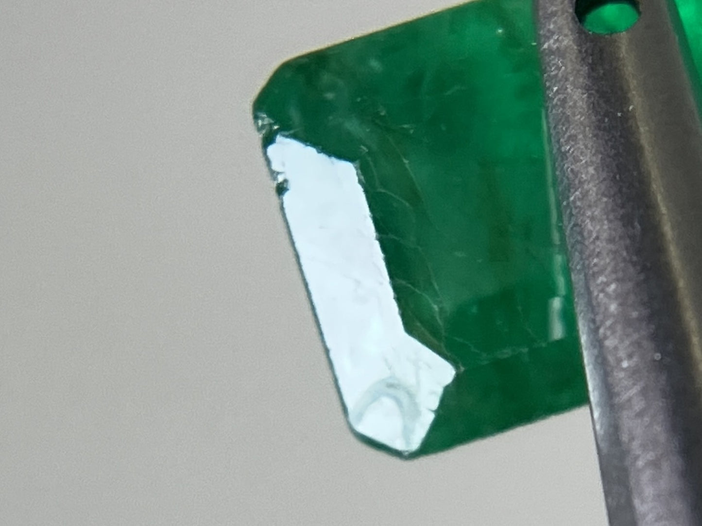 エメラルド 1.149ct 中央宝石ソーティング付き  7.03㎜×5.25㎜×4.02㎜  ルース（ 裸石 ） 4371YY