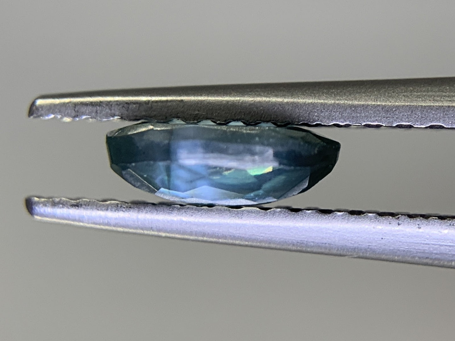 アレキサンドライト  0.67ct  GIA宝石鑑別書付き  India  Green changing to Purple 6.68㎜×4.36㎜×2.31㎜  ルース（ 裸石 ）   1722Y
