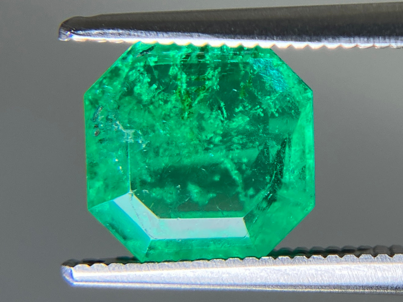 エメラルド 天然 2.385ct 中央宝石ソーティング付き 8.28㎜×8.28㎜×4.72㎜ ルース（ 裸石 ） 7480YY