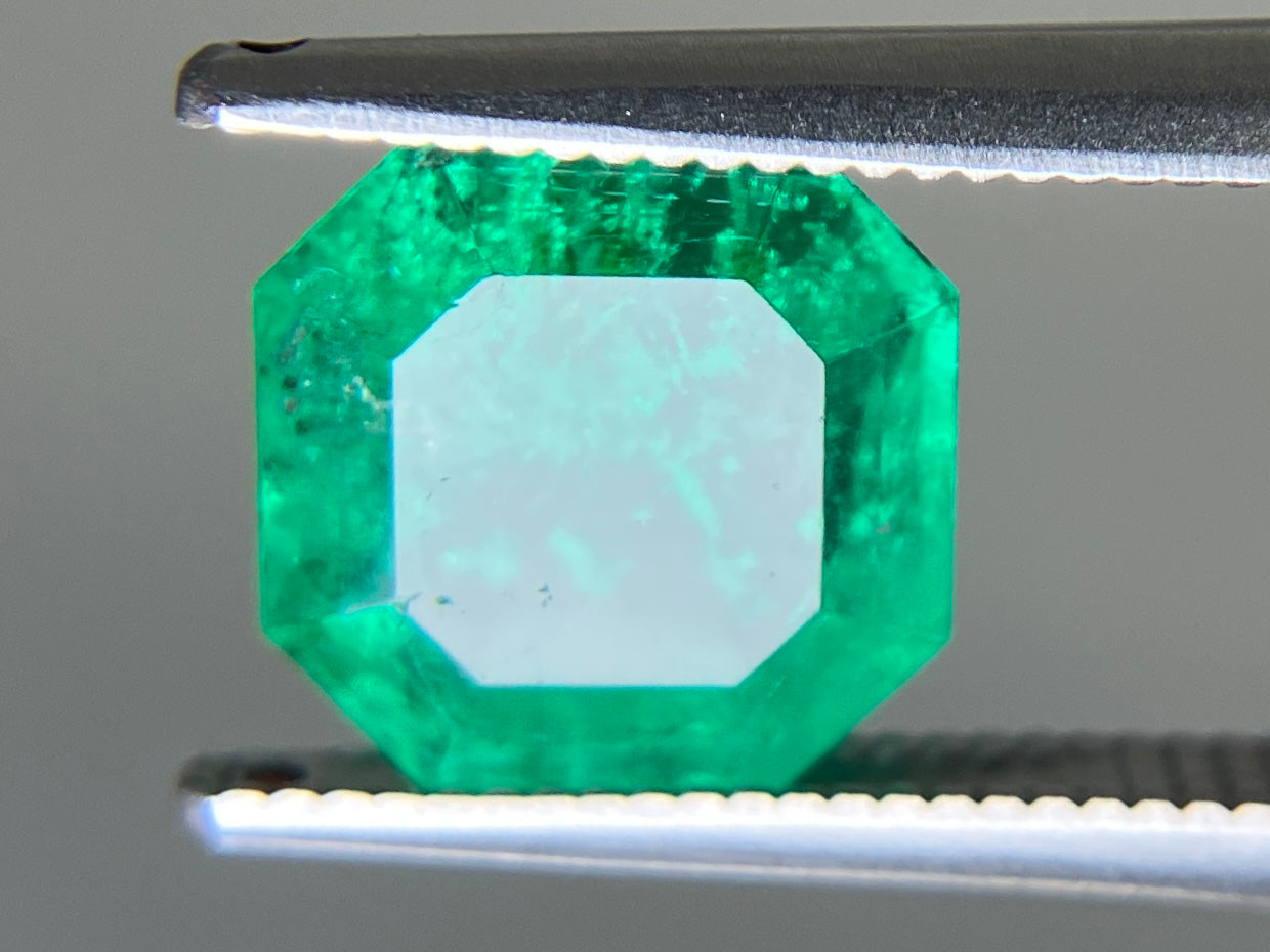 エメラルド 天然 2.385ct 中央宝石ソーティング付き 8.28㎜×8.28㎜×4.72㎜ ルース（ 裸石 ） 7480YY