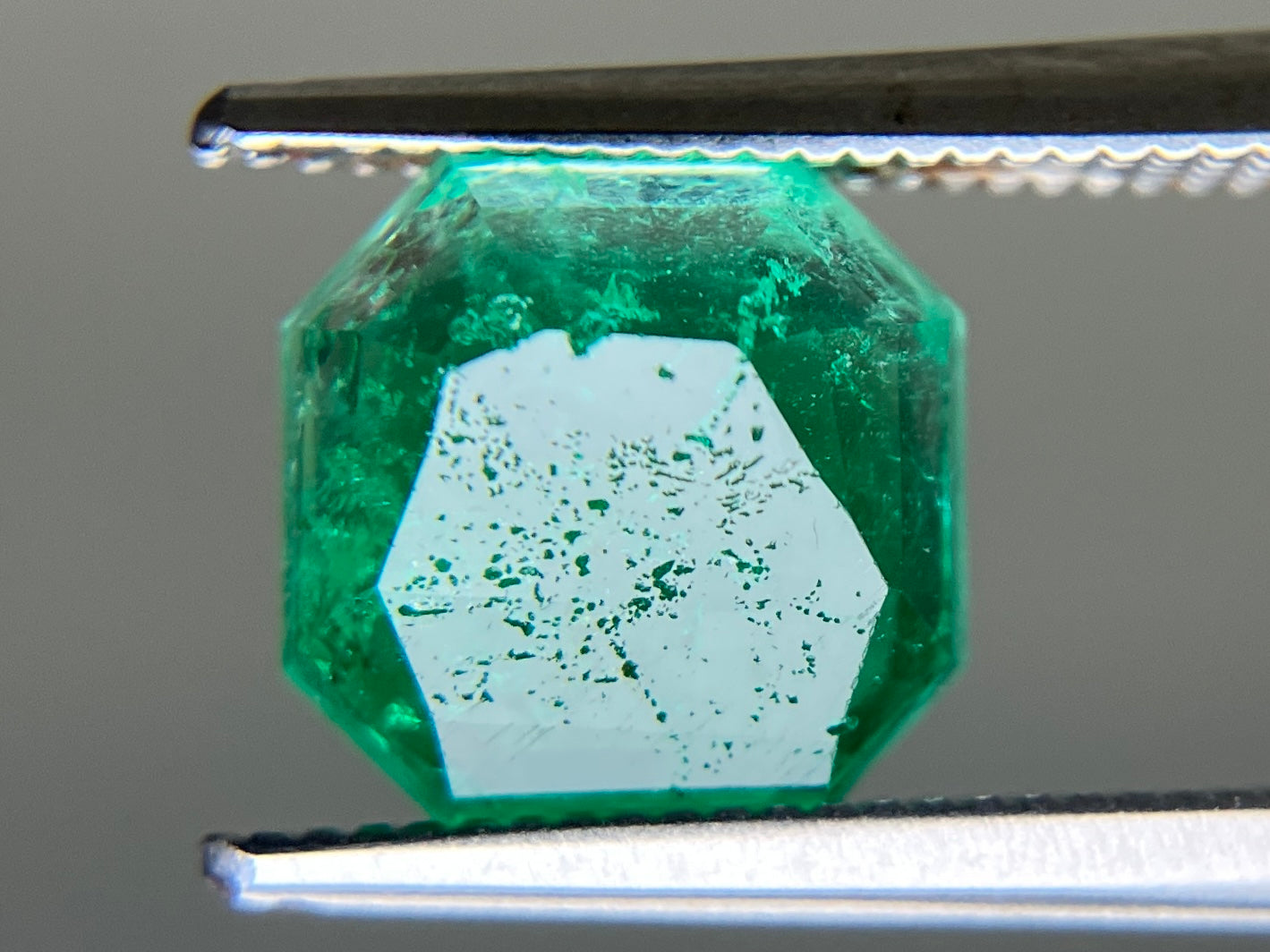 エメラルド 天然 2.385ct 中央宝石ソーティング付き 8.28㎜×8.28㎜×4.72㎜ ルース（ 裸石 ） 7480YY