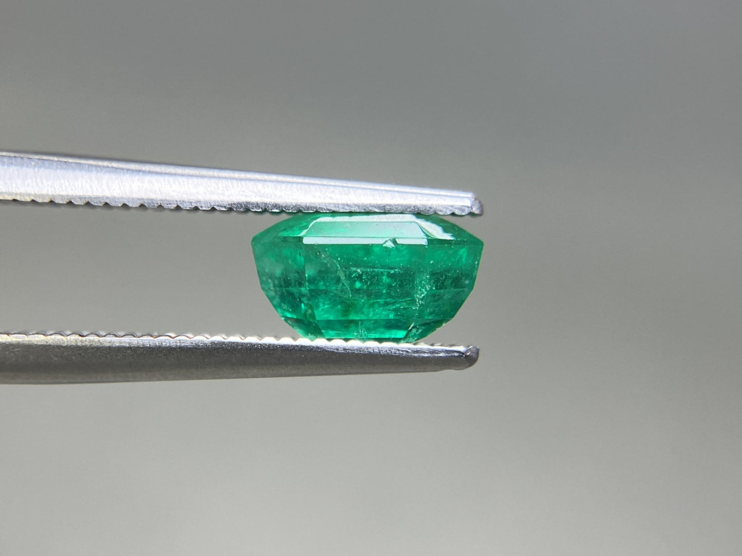 エメラルド 天然 2.385ct 中央宝石ソーティング付き 8.28㎜×8.28㎜×4.72㎜ ルース（ 裸石 ） 7480YY