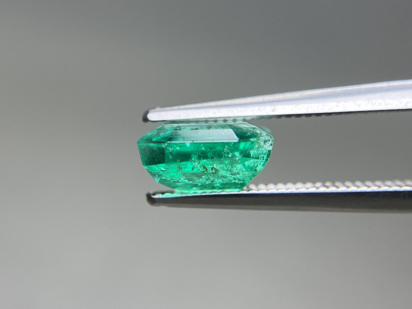 エメラルド 天然 2.385ct 中央宝石ソーティング付き 8.28㎜×8.28㎜×4.72㎜ ルース（ 裸石 ） 7480YY