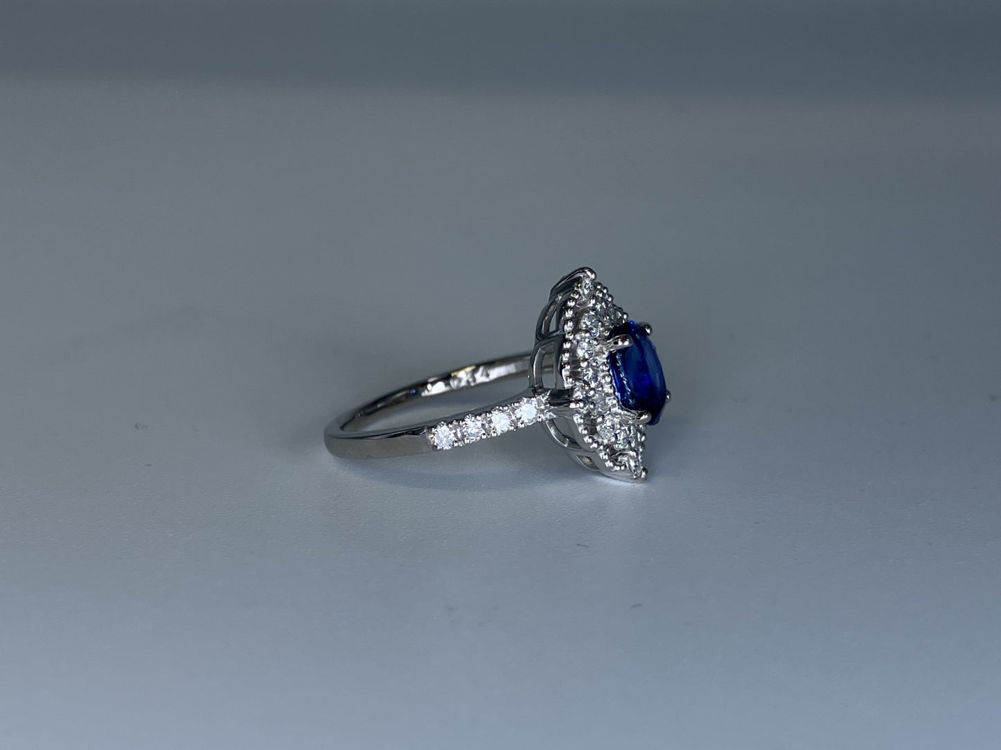 サファイア 1.05ct ロイヤルブルー royal blue AIGS鑑別書 D0.34ct PT900 4.3g 指輪 （JP12号） サイズ直し無料 1472K
