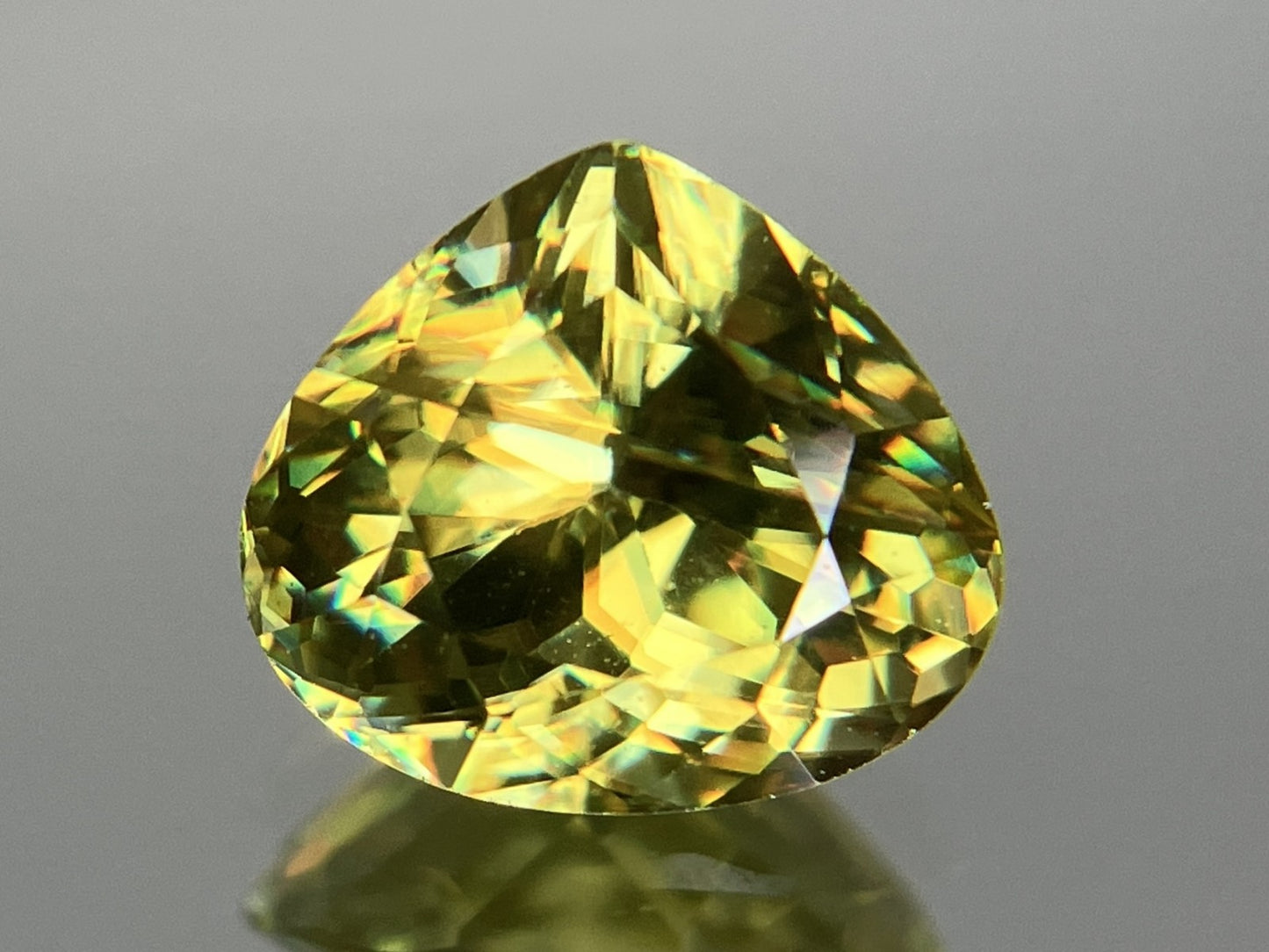 スフェーン 1.699ct 中央宝石ソーティング付き 7.10㎜×7.97㎜×4.77㎜ ルース（ 裸石 ） 4256YY