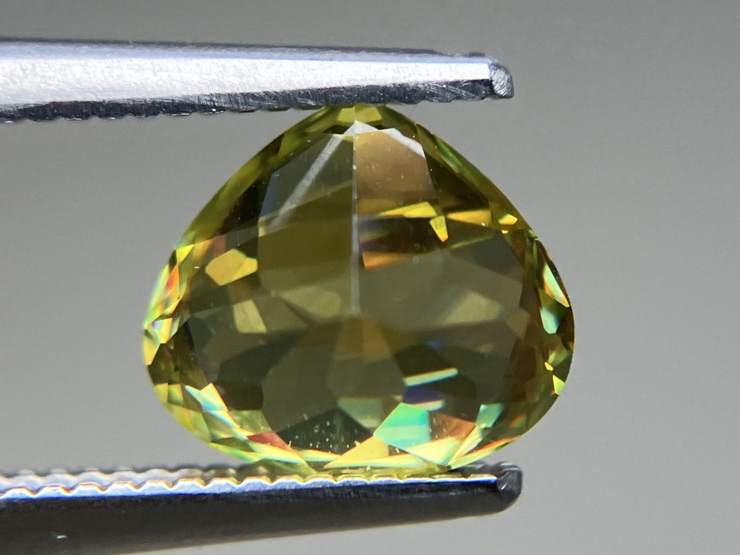 スフェーン 1.699ct 中央宝石ソーティング付き 7.10㎜×7.97㎜×4.77㎜ ルース（ 裸石 ） 4256YY