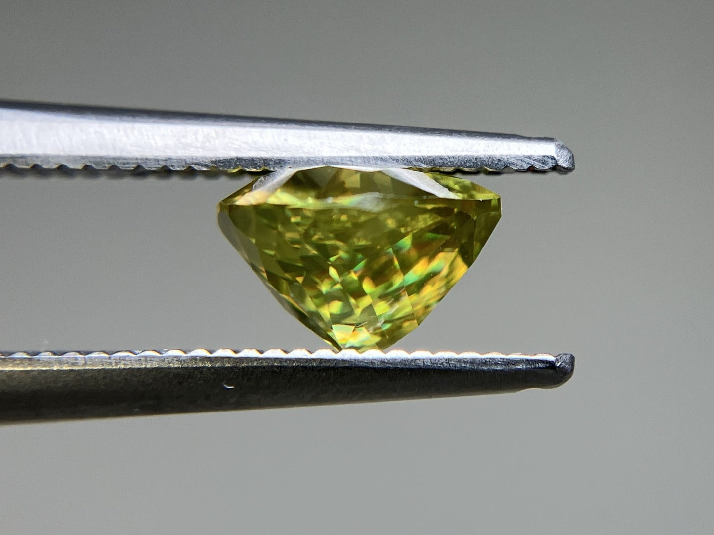スフェーン 1.699ct 中央宝石ソーティング付き 7.10㎜×7.97㎜×4.77㎜ ルース（ 裸石 ） 4256YY