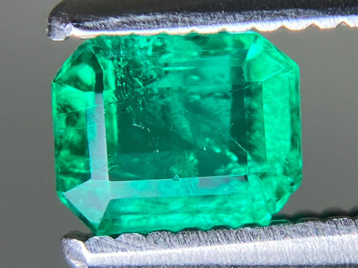 エメラルド 天然 0.476ct 中央宝石ソーティング付き 5.00㎜×4.06㎜×3.06㎜ ルース（ 裸石 ） 7522YY
