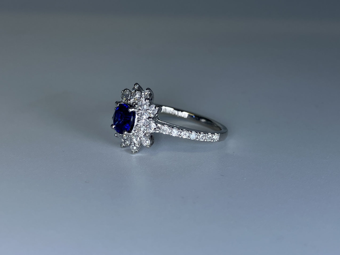 サファイア 1.08ct ロイヤルブルー royal blue AIGS鑑別書 D0.75ct PT900 5.7g 指輪 （JP14号） サイズ直し無料 4109K
