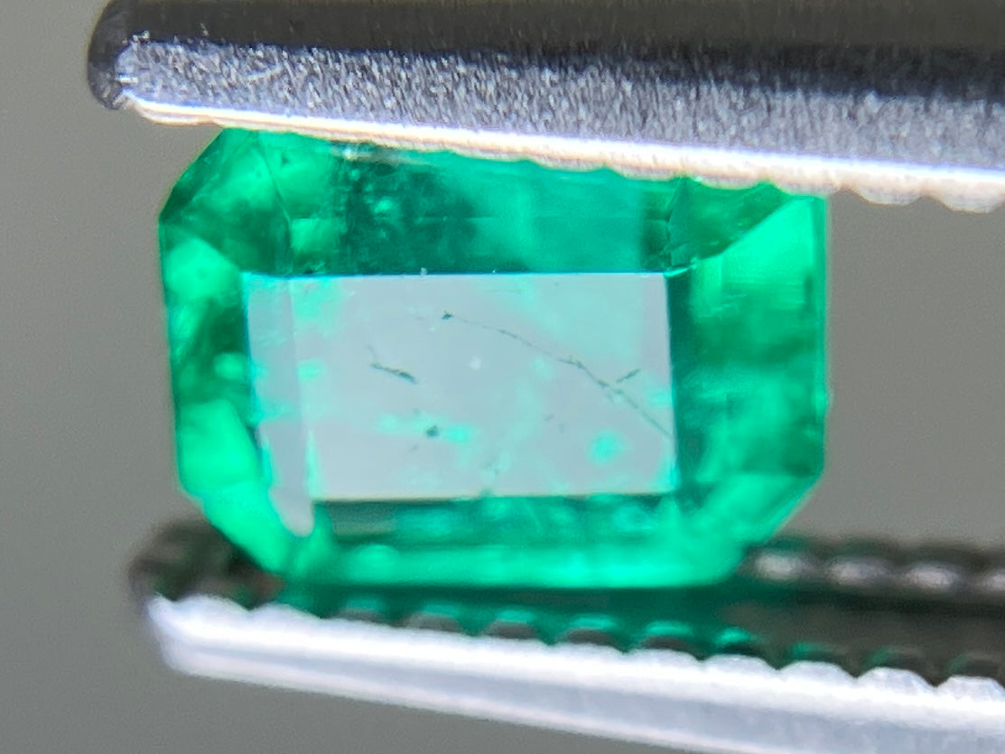 エメラルド 天然 0.476ct 中央宝石ソーティング付き 5.00㎜×4.06㎜×3.06㎜ ルース（ 裸石 ） 7522YY