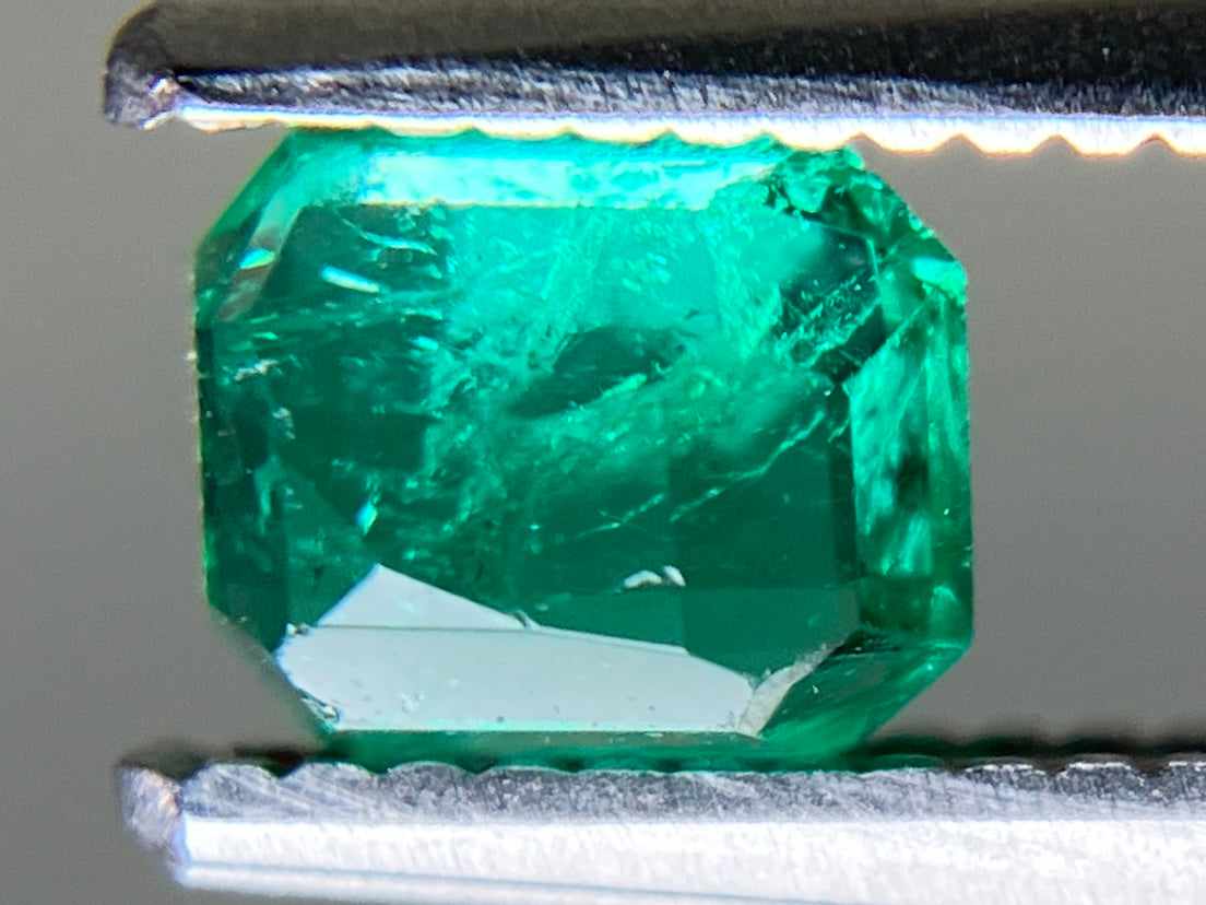 エメラルド 天然 0.476ct 中央宝石ソーティング付き 5.00㎜×4.06㎜×3.06㎜ ルース（ 裸石 ） 7522YY