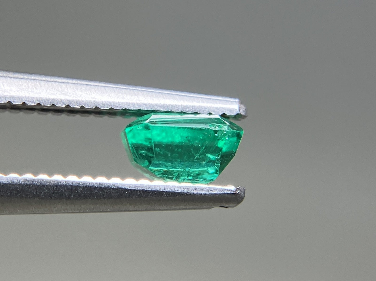 エメラルド 天然 0.476ct 中央宝石ソーティング付き 5.00㎜×4.06㎜×3.06㎜ ルース（ 裸石 ） 7522YY