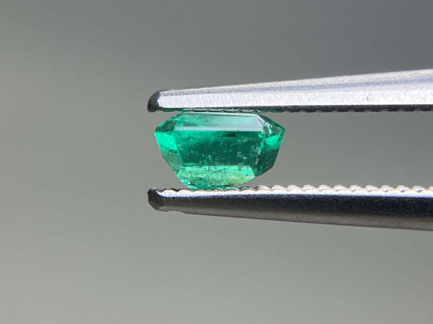 エメラルド 天然 0.476ct 中央宝石ソーティング付き 5.00㎜×4.06㎜×3.06㎜ ルース（ 裸石 ） 7522YY