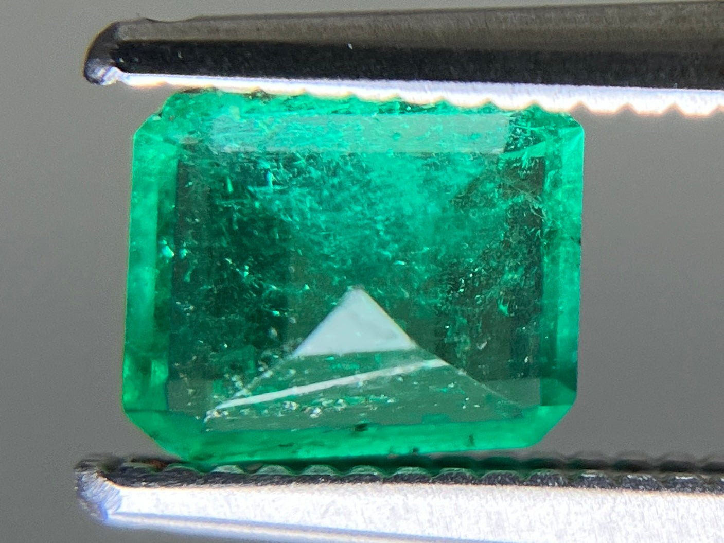 エメラルド 天然 0.651ct 中央宝石ソーティング付き 6.07㎜×5.05㎜×3.35㎜ ルース（ 裸石 ） 7536YY