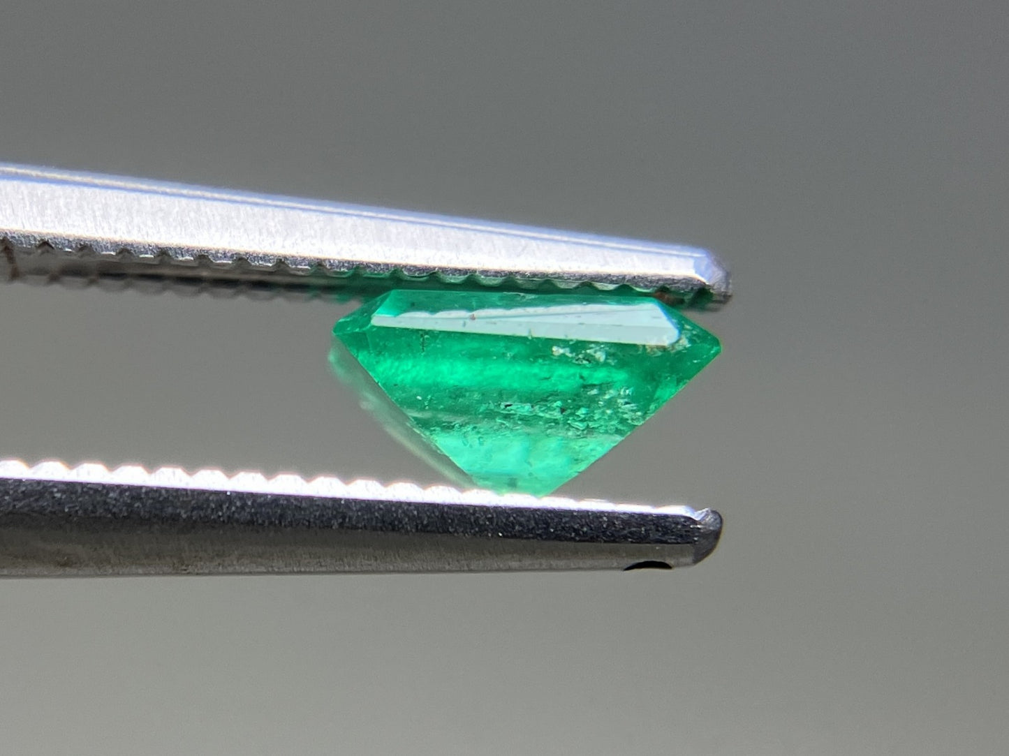 エメラルド 天然 0.651ct 中央宝石ソーティング付き 6.07㎜×5.05㎜×3.35㎜ ルース（ 裸石 ） 7536YY