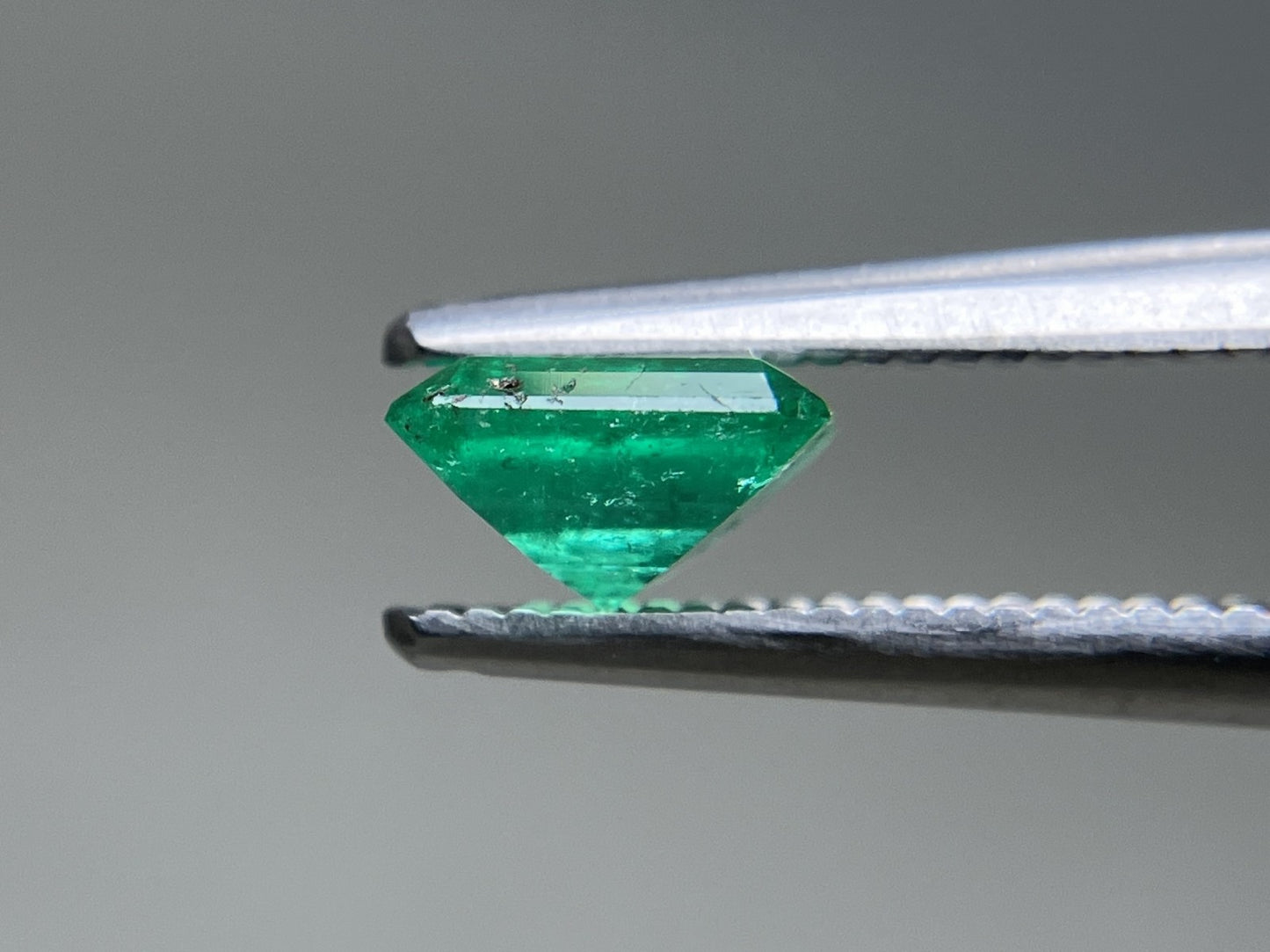 エメラルド 天然 0.651ct 中央宝石ソーティング付き 6.07㎜×5.05㎜×3.35㎜ ルース（ 裸石 ） 7536YY