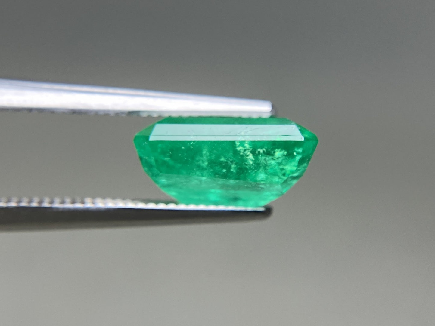 エメラルド 天然 3.562ct 中央宝石ソーティング付き 10.40㎜×7.78㎜×5.42㎜ ルース（ 裸石 ） 7553YY