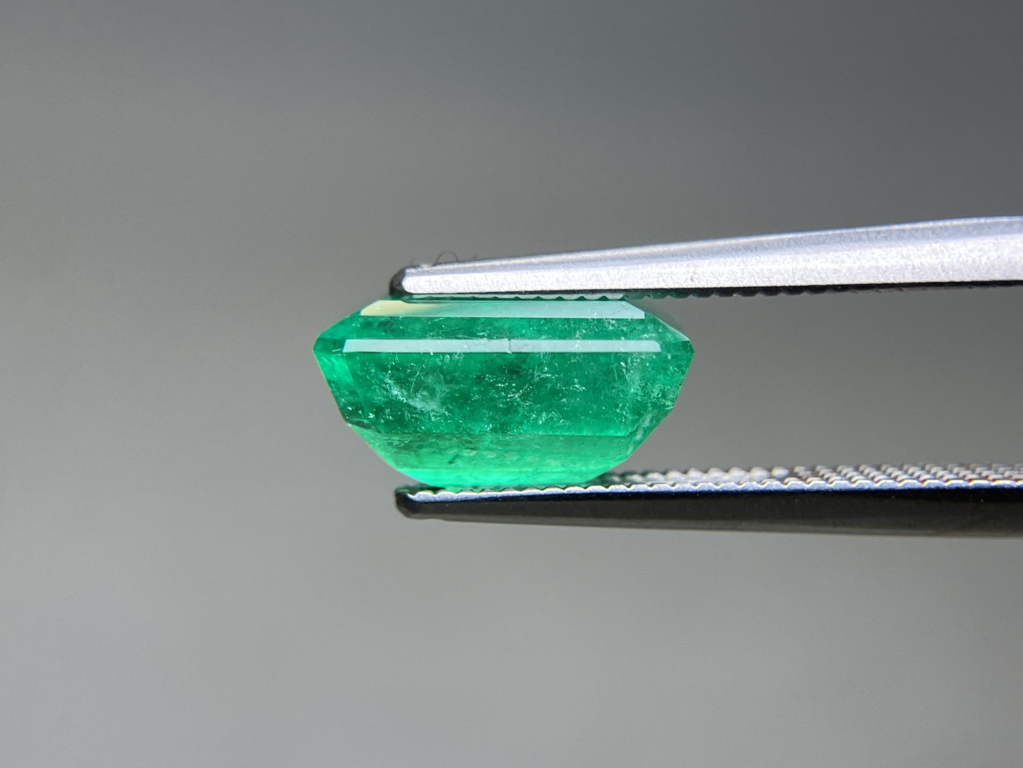 エメラルド 天然 3.562ct 中央宝石ソーティング付き 10.40㎜×7.78㎜×5.42㎜ ルース（ 裸石 ） 7553YY