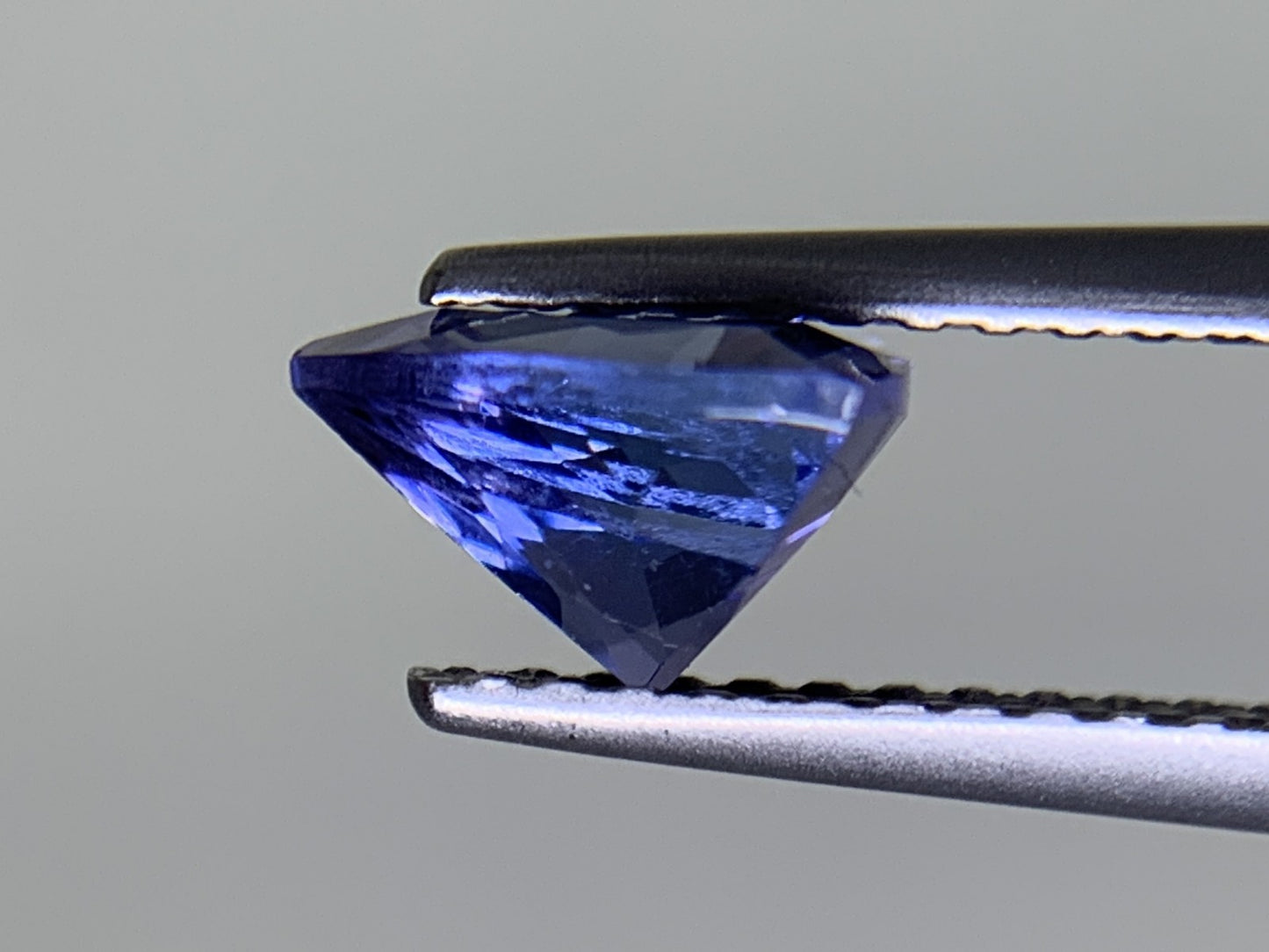 タンザナイト 1.184ct 宝石ソーティング付き  7.0㎜×6.9㎜×4.3㎜  ルース（ 裸石 ） 3763Y