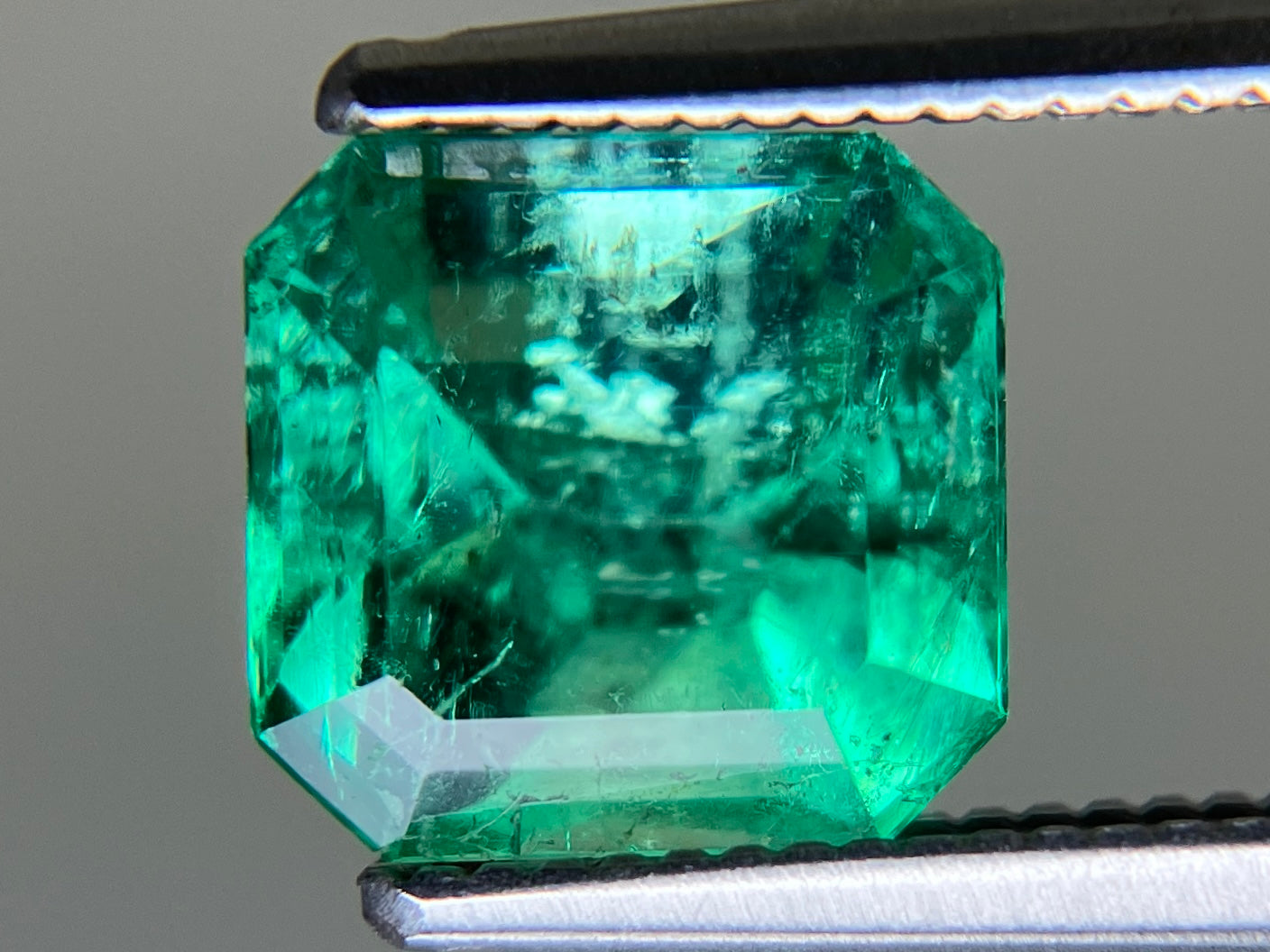 エメラルド 天然 1.938ct 中央宝石ソーティング付き 7.44㎜×7.15㎜×5.62㎜ ルース（ 裸石 ） 7507YY