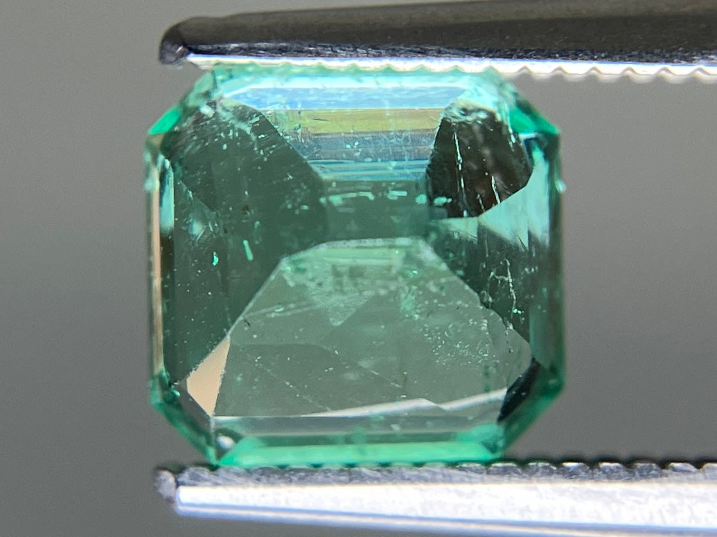 エメラルド 天然 1.938ct 中央宝石ソーティング付き 7.44㎜×7.15㎜×5.62㎜ ルース（ 裸石 ） 7507YY