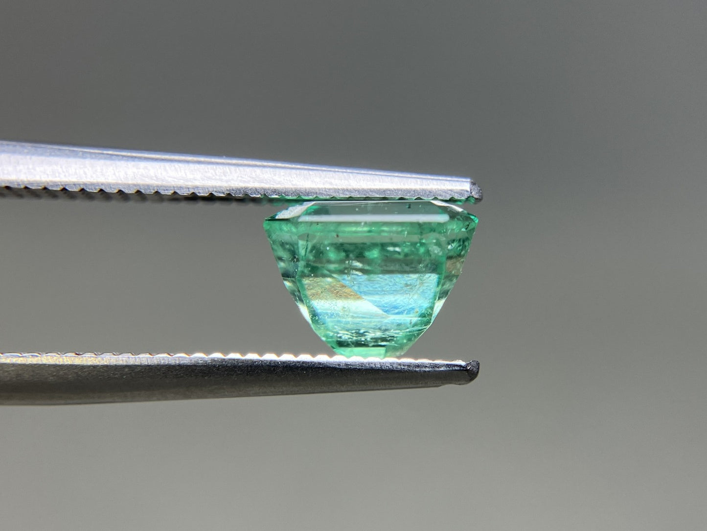 エメラルド 天然 1.938ct 中央宝石ソーティング付き 7.44㎜×7.15㎜×5.62㎜ ルース（ 裸石 ） 7507YY