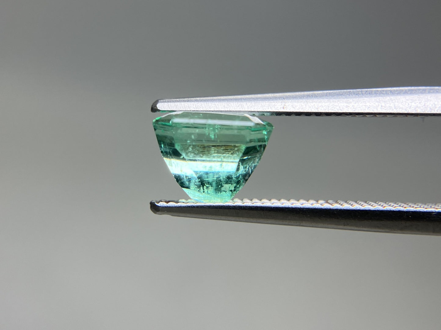 エメラルド 天然 1.938ct 中央宝石ソーティング付き 7.44㎜×7.15㎜×5.62㎜ ルース（ 裸石 ） 7507YY