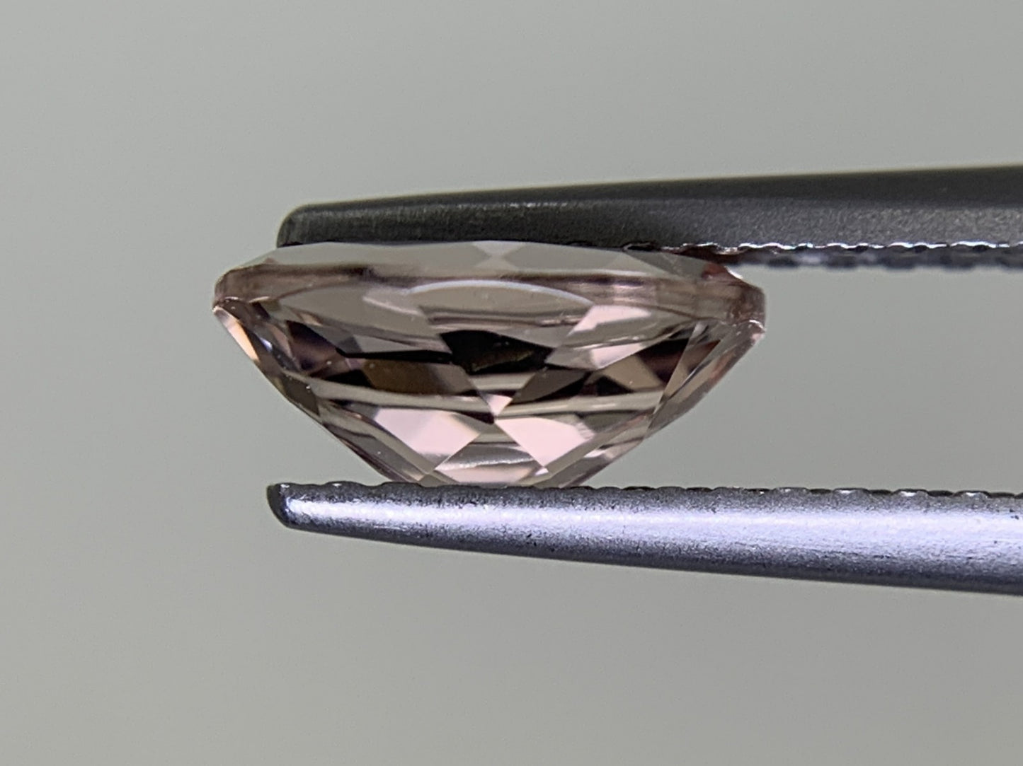 モルガナイト 1.010ct 宝石ソーティング付き  7.9㎜×5.8㎜×3.5㎜  ルース（ 裸石 ） 3574Y