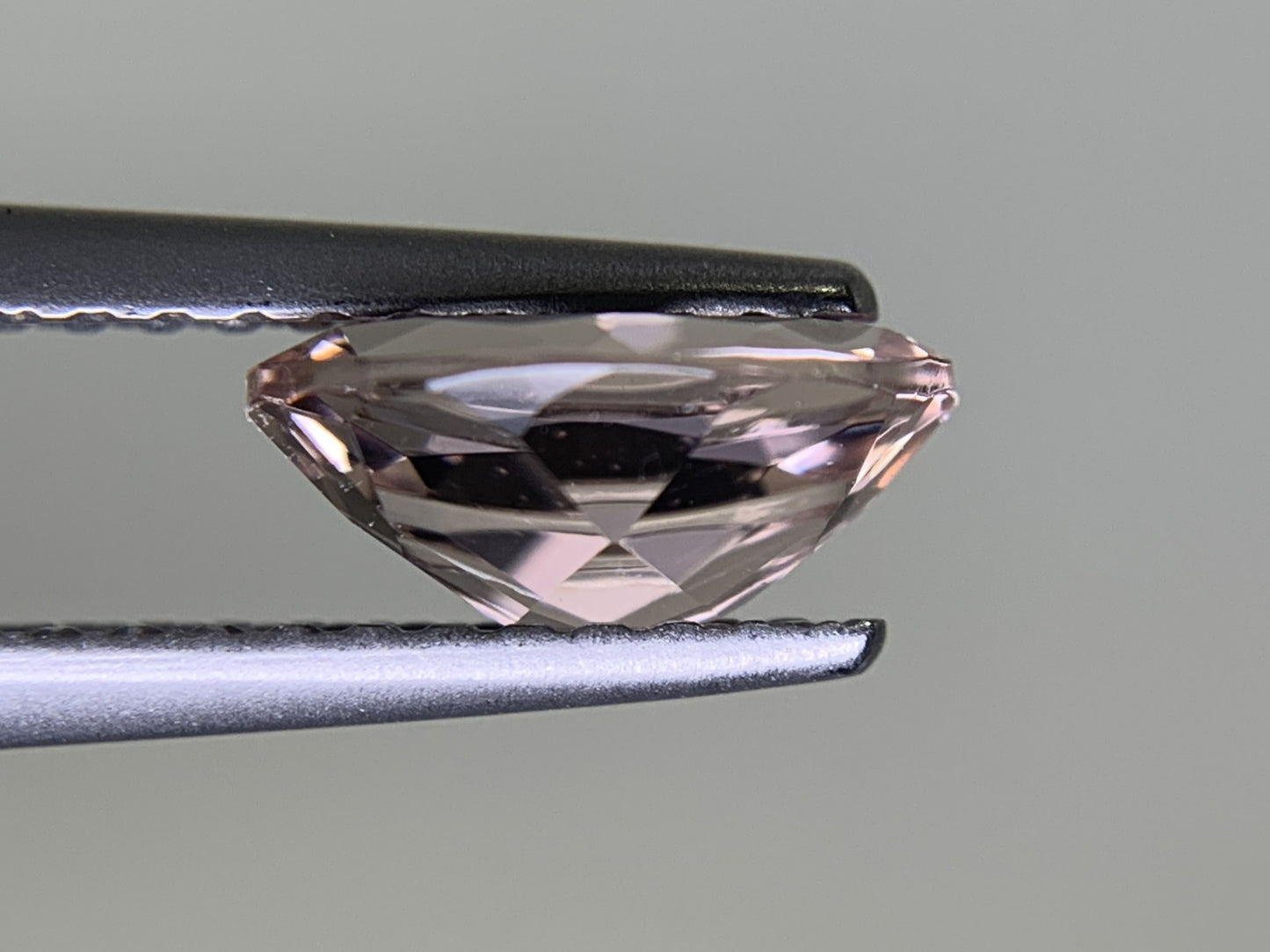 モルガナイト 1.010ct 宝石ソーティング付き  7.9㎜×5.8㎜×3.5㎜  ルース（ 裸石 ） 3574Y
