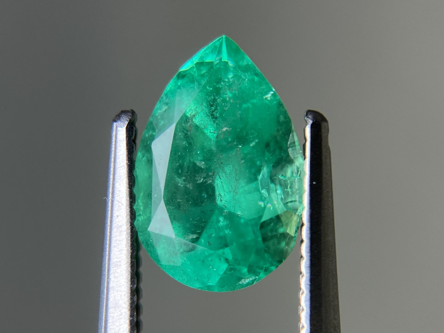 エメラルド 天然 1.224ct 中央宝石ソーティング付き 9.27㎜×6.43㎜×4.37㎜ ルース（ 裸石 ） 7509YY