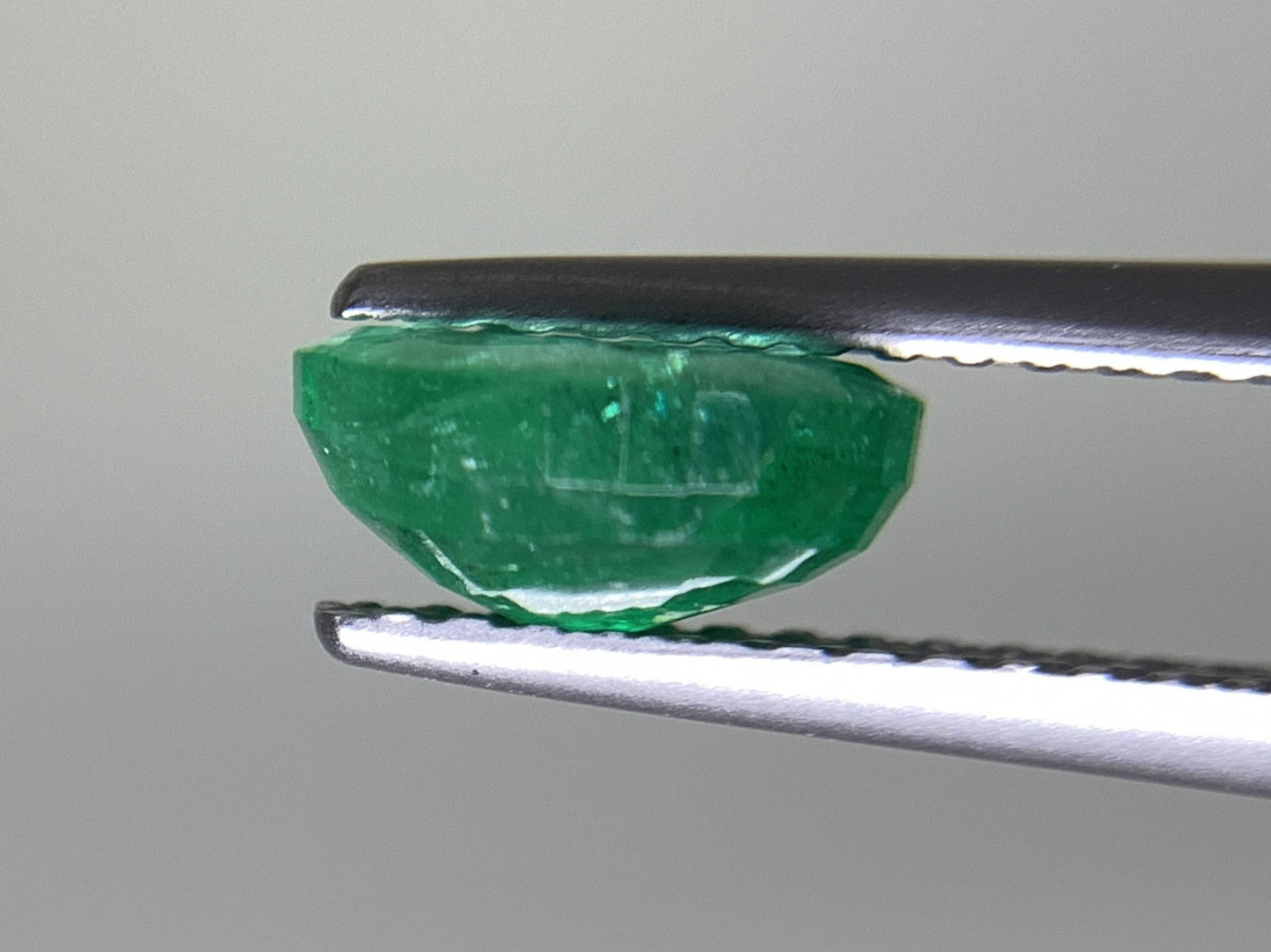 エメラルド  天然  1.127ct  中央宝石ソーティング付き  7.63㎜×5.75㎜×3.57㎜   天然 ルース（ 裸石 ） 5098Y