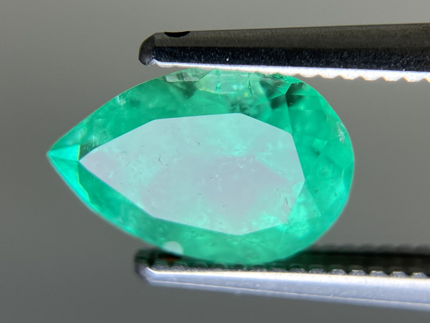 エメラルド 天然 1.224ct 中央宝石ソーティング付き 9.27㎜×6.43㎜×4.37㎜ ルース（ 裸石 ） 7509YY